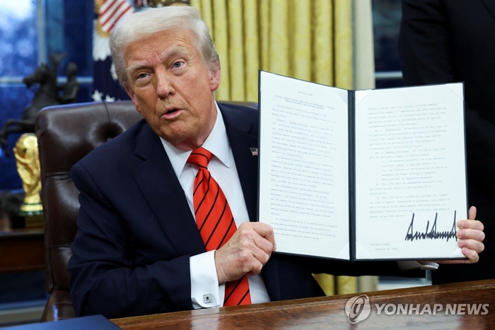 美백악관, 캐나다·멕시코산 車 관세 1개월 유예