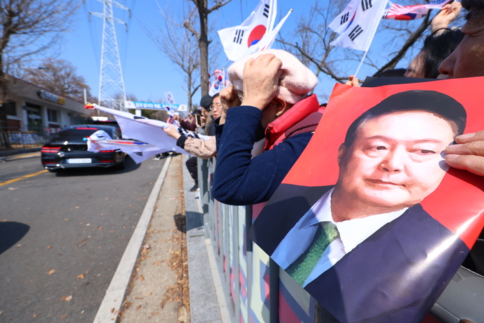 尹, 체포 52일만에 출소...지지자들에 인사