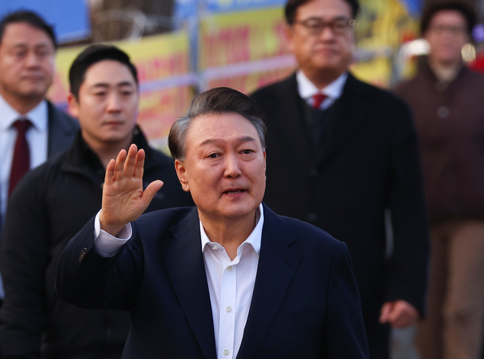 尹, 한남동 관저 도착…“불법 바로잡아준 재판부 결단에 감사”