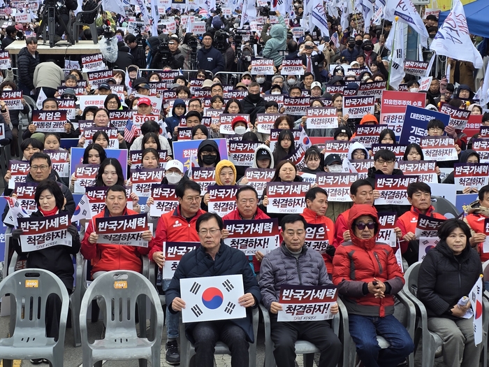 朴 전 대통령 고향 구미서 尹 탄핵 반대 2만명 ‘탄핵 각하’  한목소리 외쳐