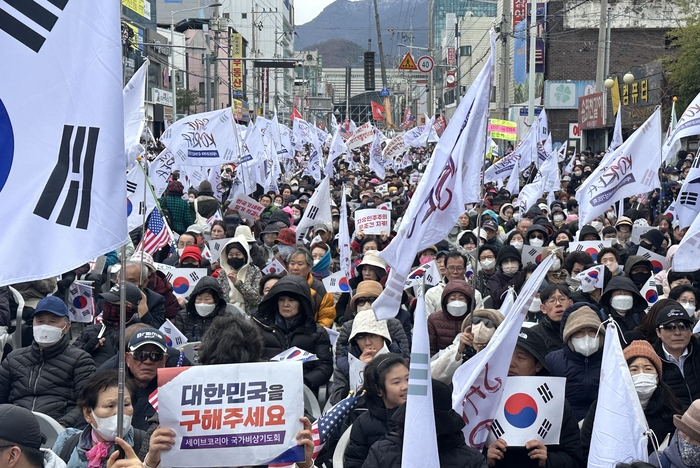 [포토뉴스]구미 중앙로 가득 메운 ‘윤석열 탄핵 반대 집회’