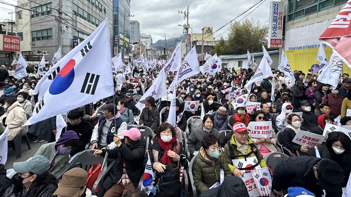 [포토뉴스]구미 중앙로 가득 메운 ‘윤석열 탄핵 반대 집회’