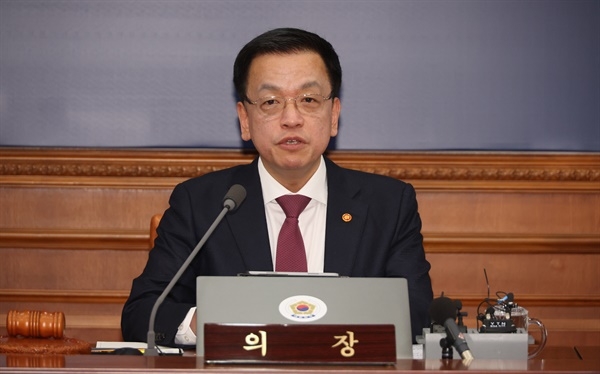 최상목 “美 기준금리 동결…경계감 유지하고 시장과 소통”