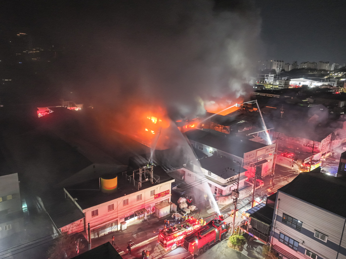 [포토뉴스] 대구 공장 화재, 12개 동 전소… ‘도심 속 불바다’ 충격 현장