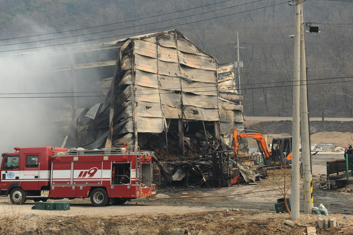 의성 산불 이틀째…공장 전소, 피해 확산 우려