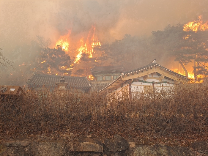 의성군 산불로 전통사찰 운람사 전소…문화유산은 무사히 보호