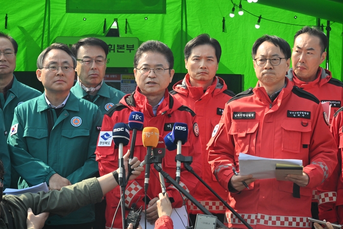 이철우 경북도지사 “오늘중에 의성 산불 주불 정리하겠다”