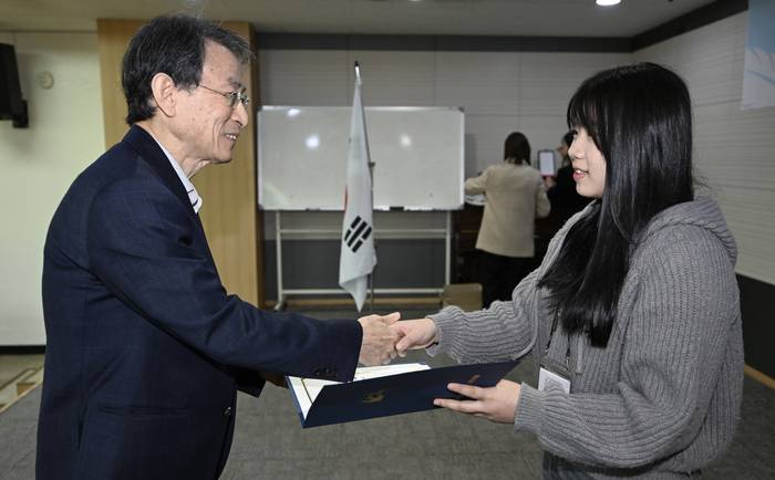 영남일보와 대구사회복지관협회 공동기획으로 23일 오전 대구 영남일보 대강당에서 열린 2025 희망인재 프로젝트 발대식에서 배성로 영남일보 회장이 장학생들에게 장학증서를 전달하고 있다.
이윤호기자 yoonhohi@yeongnam.com