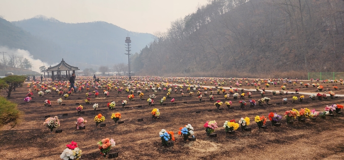[현장취재] 의성군 공설봉안당까지 덮친 산불…유족들 망연자실