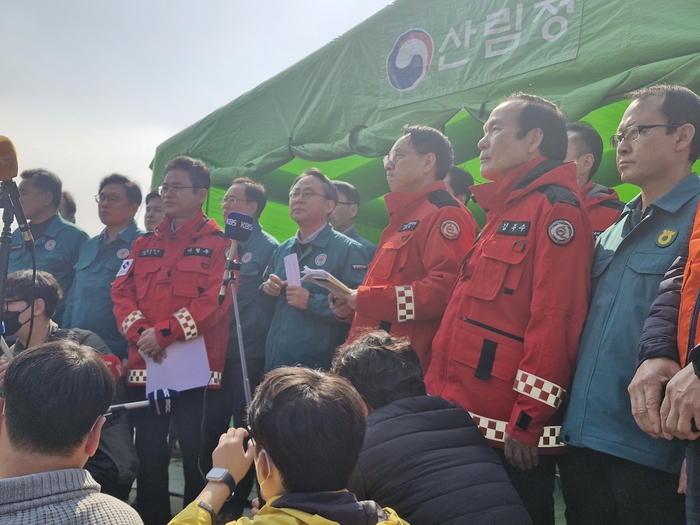 의성 산불이 할퀸 흔적…검게 탄 산하에 참혹한 상처(사진 4장)