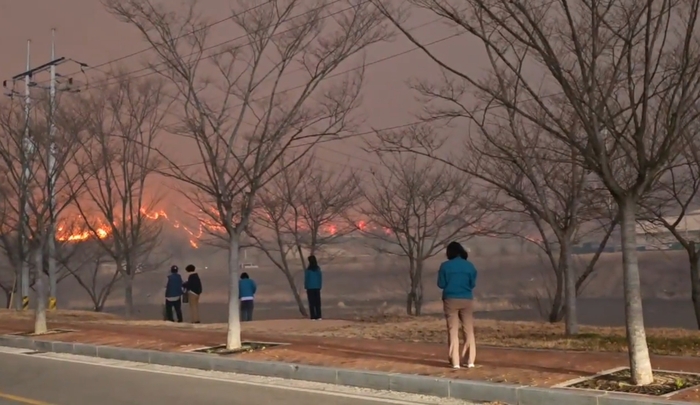 청송 산불로 사망자 발생…대피 중 참변 추정