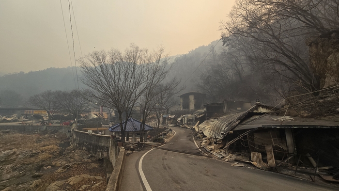 [속보] 의성 산불이 청송 달기약수터 인근 마을도 큰 피해