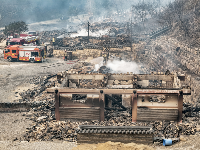 [포토뉴스] 화마가 삼켜버린 경북 의성 천년고찰 고운사