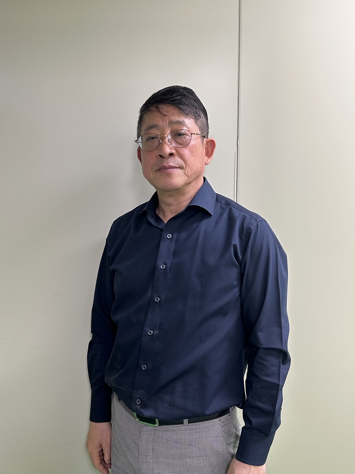 이육희 제8대 영남일보합창단장이 포즈를 취하고 있다. <사진=정수민 기자>