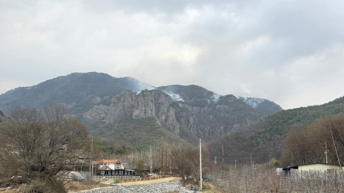 주왕산 깊고 험해 더딘 진화작업…바위 달궈지면 재발화 우려