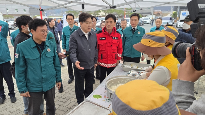 청송 산불 대피소 찾은 권성동 원내대표