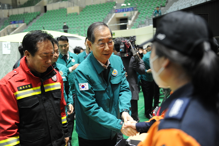 한덕수 대통령 권한대행, 경북 안동 산불 현장서 “국가 총력 복구”