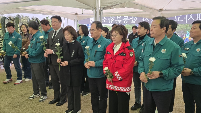 [포토]나경원 국회의원, 영양군 산불희생자 분향소 찾아...