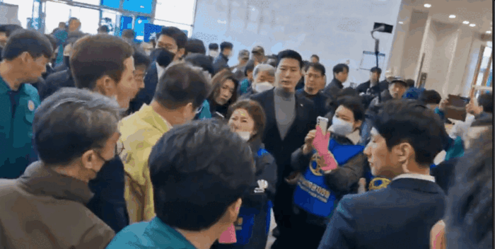 [포토뉴스] 자원봉사자 격려하는 민주당 이재명 대표