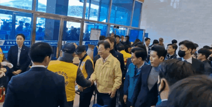 [포토뉴스] 자원봉사자 격려하는 민주당 이재명 대표