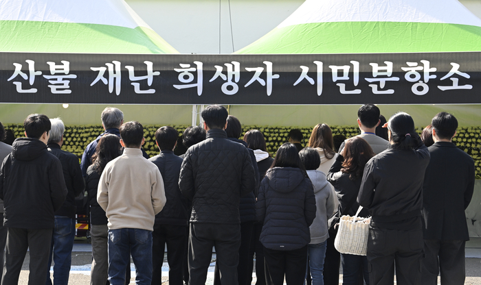 [포토뉴스] 안동 산불 재난 희생자 시민분향소 찾은 안동시민들