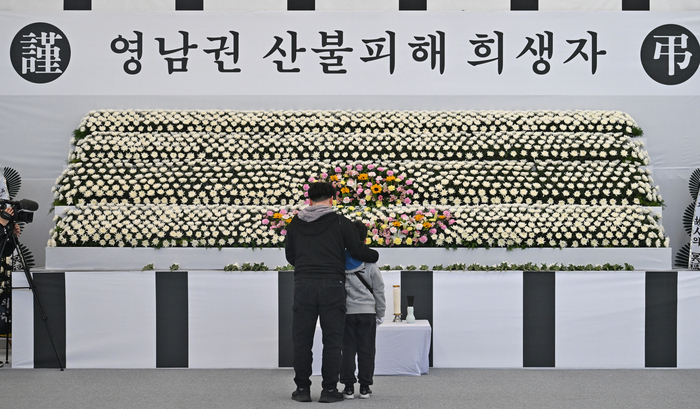 [포토뉴스]대구 안병근올림픽기념유도관에 마련된 영남권 산불 피해 희생자 합동분향소