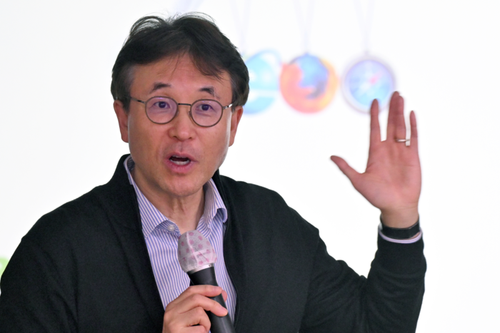 조성준 서울대 산업공학과 교수가 25일 오후 대구 동구 영남일보 대강당에서 열린 영남일보 CEO아카데미에서 빅데이터 AI 기반 비즈니스 가치 창출을 주제로 강연하고 있다.
이지용기자 sajahu@yeongnam.com