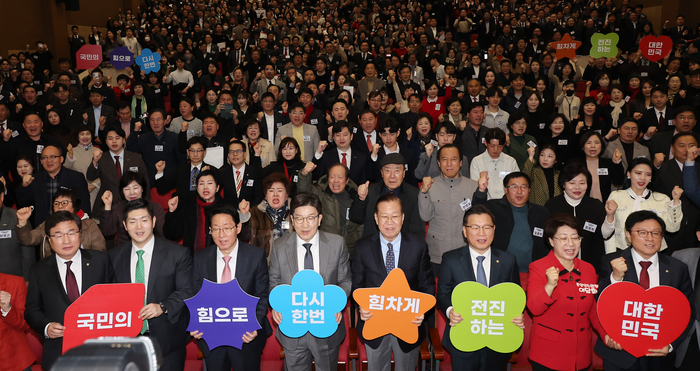 尹 ‘선고 임박’ 관측에 결다른 여론전…與 당원 결속 vs 野 신속