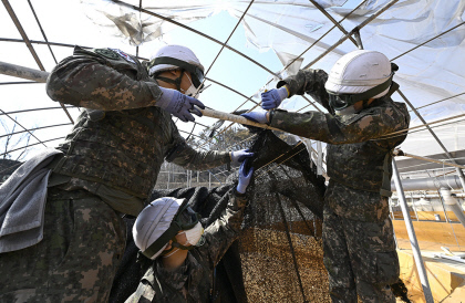 [포토뉴스] 영덕 양식장 복구 나선 50사단 장병들