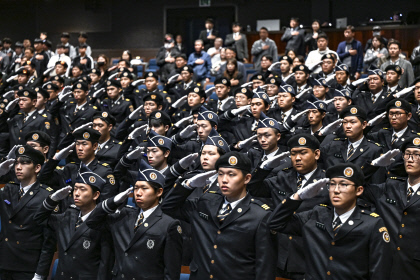 [포토뉴스] 경례하는 軍특성화고 학생들