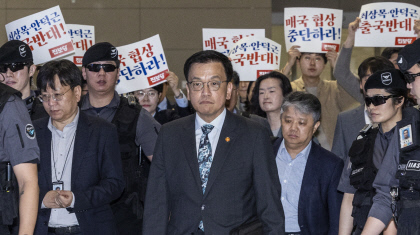 [포토뉴스] 崔, 반대 시위속 美 출국