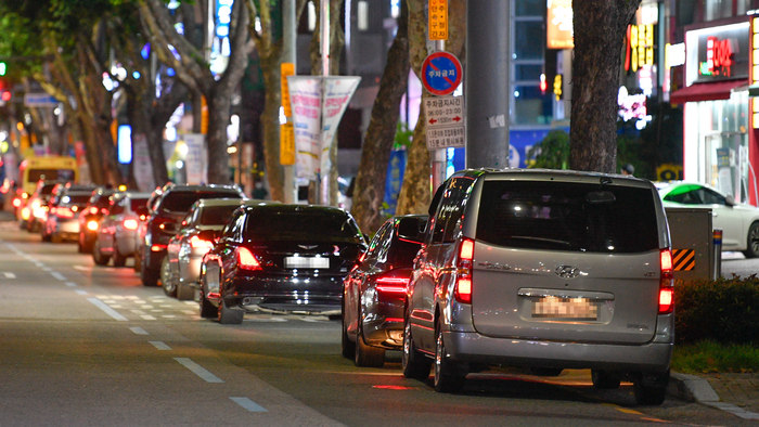 밤 시간대 대구 수성구 학원가 일대 도로변에 하원하는 학생들을 태우고 갈 학원과 학부모 차량이 길게 늘어서 있어 교통흐름을 방해하고 있다. <영남일보DB>