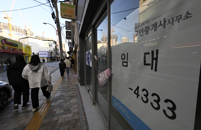 코로나19 엔데믹 이후 대구지역 상권은 젊은층이 몰리는 지역을 중심으로 서서히 살아나는 반면 동성로 상권은 회복세가 더딘 것으로 나타났다. 대구 중구 동성로 한 가게에 임대 안내문이 붙어 있다.
<이윤호기자 yoonhohi@yeongnam.com>