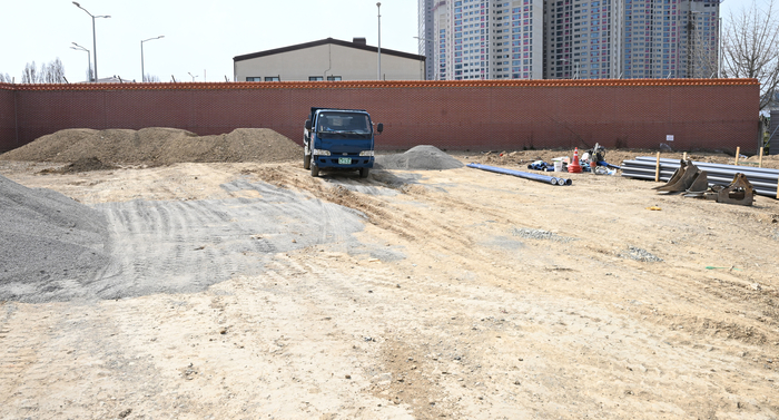 미군부대와 부지 반환 협의가 되지 않아 캠프워커 서편도로 방향이 담으로 막혀 있다.
이지용기자 sajahu@yeongnam.com
