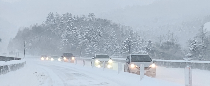 하코다테로 가는 고속도로의 눈 쌓인 모습. 신치토세 공항에서 4시간 이상을 이동해야 하코다테에 도착할 수 있다.