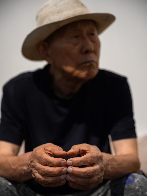 대구출신의 곽훈 화백은 여든이 넘은 지금도 매일 새벽 4시에 하루를 시작한다. 올해 울산 반구대 암각화에서 영감을 받은 할라잇 시리즈로 미국 전시회를 계획하고 있다. <피앤씨갤러리 제공>