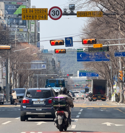 1일 오전 11시쯤 후면 교통 단속카메라가 설치된 대구 달서구 본리초 앞 편도 3차선 도로 앞에 차량들이 신호를 기다리고 있다. 구경모 기자