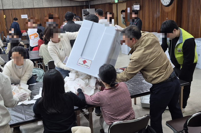 긴장 속 개표 현장…달서구 제6선거구 보궐선거 개표 현장을 가다