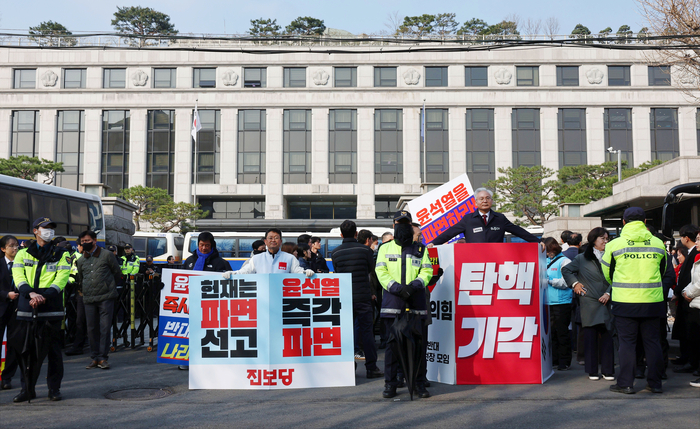 4월 4일은 운명의 날, 심판의 날, 승복의 날