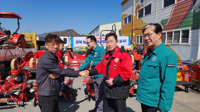 경북 산불 피해지에 임대 농기계가 전달되고 있다. 경북도 제공