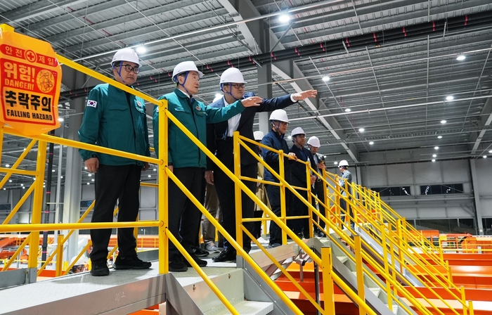 최기문 영천시장(왼쪽 두번째)이 로젠<주> 영남권 통합물류센터를 방문  물류자동화 설비에 대한 설명을 듣고 있다.