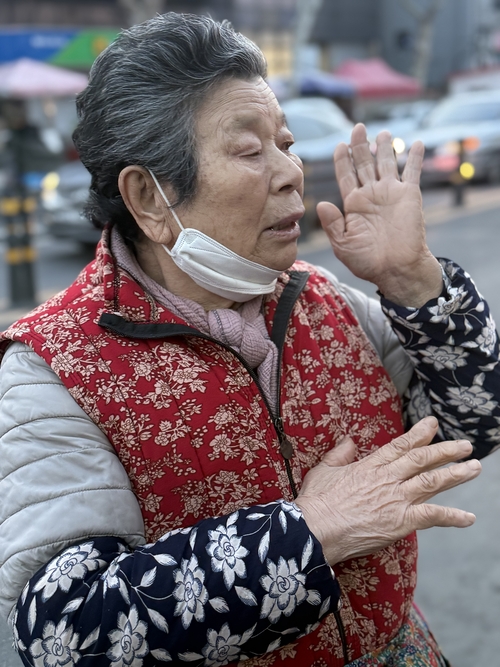 대구 칠성시장에서 만난 김문자 할머니가 누군가와 대화를 하고 있다.  구경모 기자