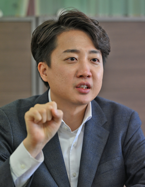 대구를 방문한 개혁신당 이준석 의원이 7일 영남일보와 인터뷰에서 미래의 정치지도자는 어떤 인물이 되어야 하는지에 대해 이야기를 하고 있다.
<이지용기자 sajahu@yeongnam.com>