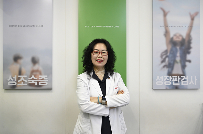 정명희소아청소년과의원 정명희 원장이 진료실 앞에서 포즈를 취하고 있다. 33년간 공공의료에 헌신해온 그는 현재 성장·성조숙증 전문 클리닉을 운영하며 아이들의 건강한 미래를 돕고 있다.이윤호기자 yoonhohi@yeongnam.com