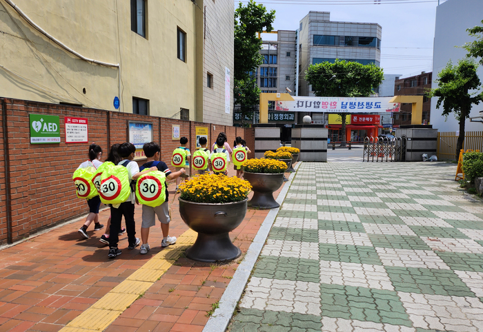 대구 초등학교 1학년 전체 인원 1만5천189명 중 약 85%가 늘봄학교에 참여하고 있다. 대구시교육청은 학생이 보호자에게 인계될 때까지 다양한 방식으로 안전을 모색하고 있다. 대구시교육청 제공