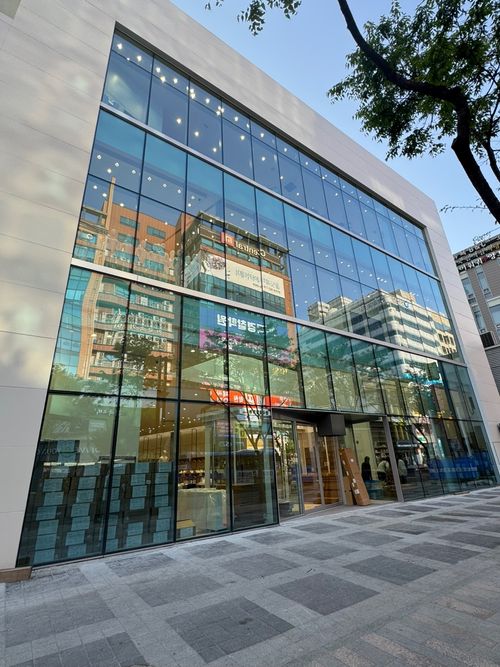 5년만에 다시 대구 동성로에 문을 여는 유니클로 매장 전경. 이남영기자 lny0104@yeongnam.com