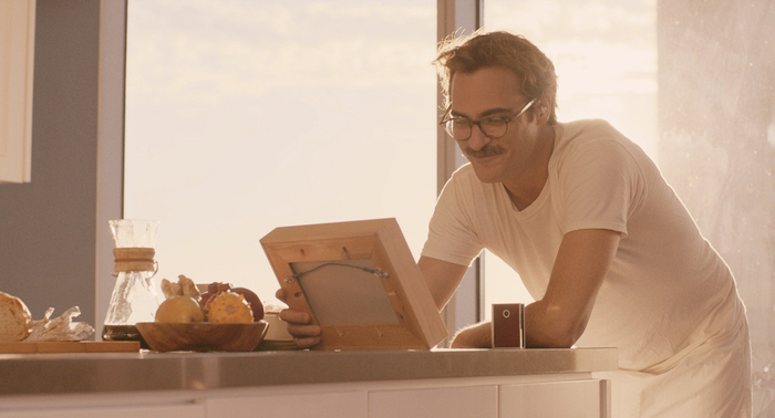 영화 Her(2014)의 스틸컷. 주인공 테오도르는 인공지능(AI) 운영체제 사만다를 통해 조금씩 상처를 회복한다. <더쿱 제공>