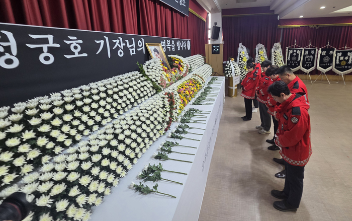 [Y스케치] ‘대구 헬기 추락’ 故정궁호 기장 추모 물결