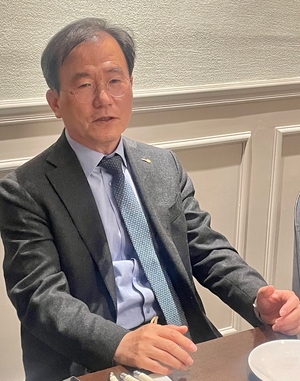 조두석 대구경북광고산업협회장이 10일 기자간담회에서 역외 업체 중심 분양 재개로 지역 관련 업체들이 설자리를 잃고 있다며 비하도급 분양 관련 업체에 대한 관심을 당부하고 있다. <윤정혜기자>