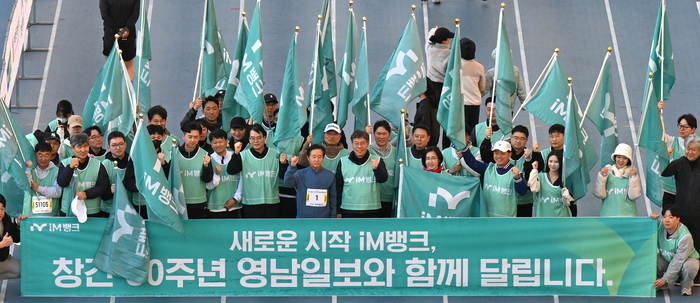 제18회 영남일보 국제 하프마라톤대회가 13일 오전 대구스타디움과 수성구 일대에서 열렸다. 손인락 영남일보 사장과 황병우 iM금융그룹 회장 겸 iM뱅크 은행장이 iM뱅크 선수들과 기념촬영을 하고 있다.
이지용기자 sajahu@yeongnam.com
